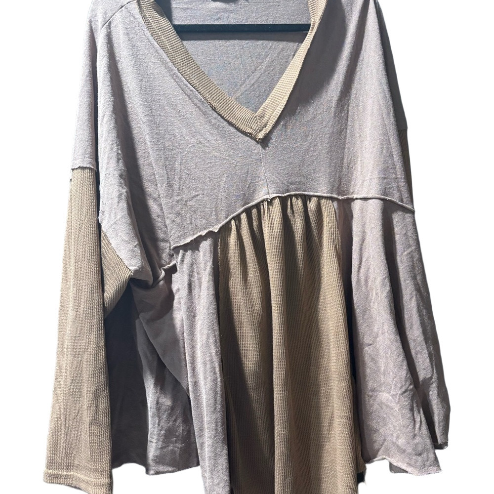 ANDREE BY UNIT Two-Tone Taupe and Light Gray V-Neck Pullover